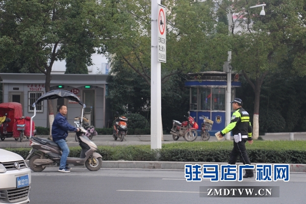 3騎電動車走機動車道，攔下！.JPG