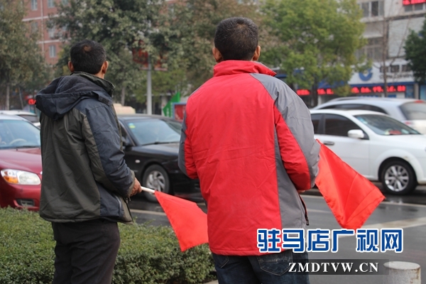 2倆人認識到錯誤，拿起小紅旗站到了路口.JPG