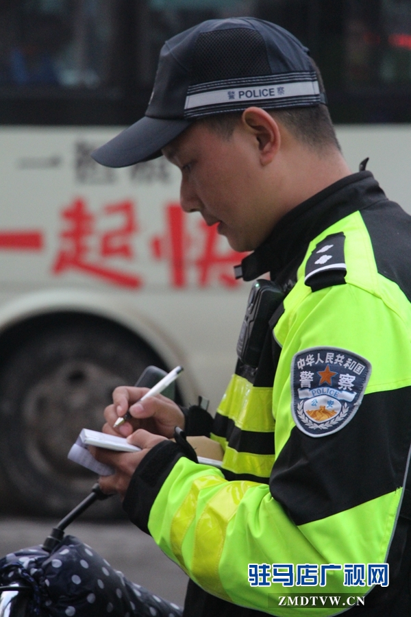 民警在核對罰款人身份證后，開出罰單.JPG