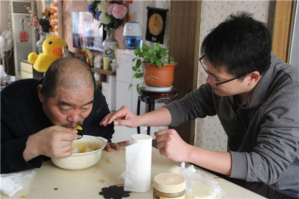 小伙照顧患病父親十幾年：這是兒子應該做的