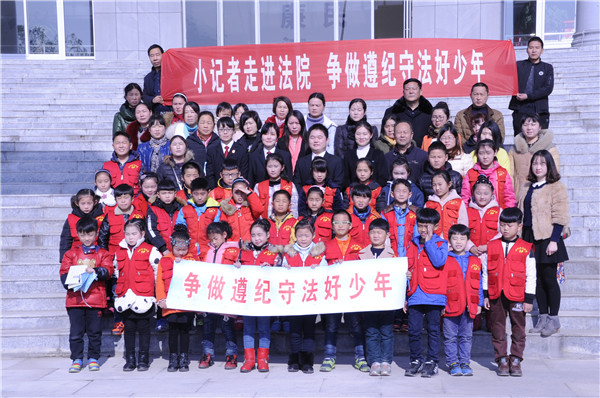 泌陽法院來了30多個“小客人”，又是宣誓簽名，又是敲響法槌！