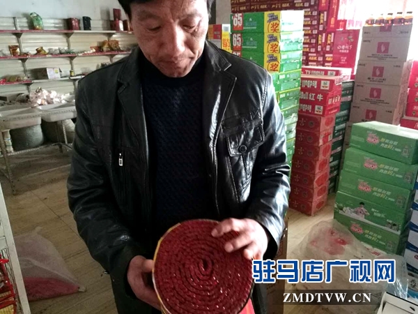 老君廟鎮(zhèn)組織檢查人員到煙花炮竹售賣(mài)點(diǎn)檢查.jpg