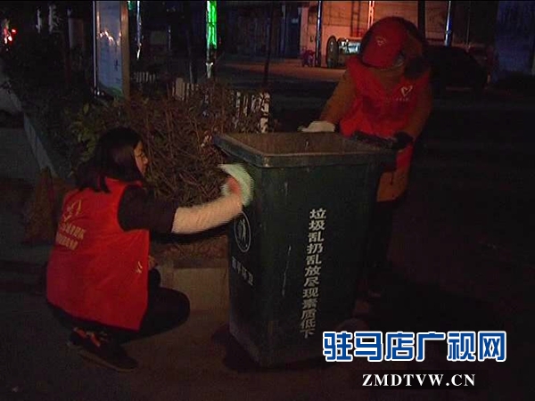 西平縣各界志愿者開展“走近環(huán)衛(wèi)工人，共建美麗西平”凌晨義務(wù)勞動_2016129104835.JPG