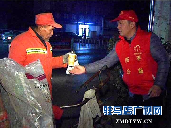 西平縣各界志愿者開展“走近環(huán)衛(wèi)工人，共建美麗西平”凌晨義務(wù)勞動_201612910504.JPG