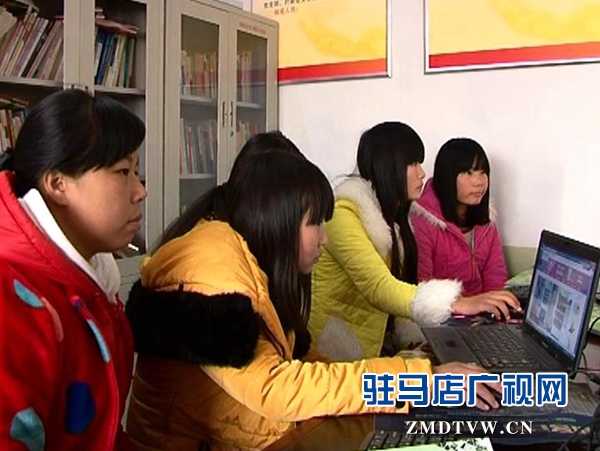 村里的貧困戶青年和留守婦女共同學(xué)習(xí)電商知識.jpg