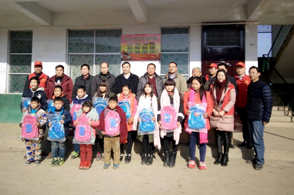 駐馬店聯(lián)通公司情系駐點(diǎn)村扶貧送溫暖