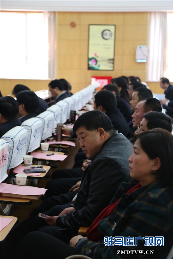 人大代表、政協(xié)委員應邀參加會議.JPG
