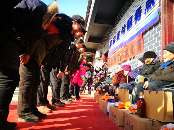 驛城區(qū)魏莊村為27位長(zhǎng)壽老人慶元宵 最大101歲 最小85歲