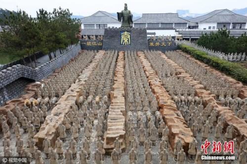 2017年2月8日，安徽安慶市太湖縣， 五千年文博園景區(qū)內(nèi)，中國最大山寨“兵馬俑”群整齊劃一。圖片來源：視覺中國