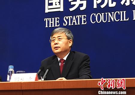 銀監(jiān)會主席郭樹清在國新辦新聞發(fā)布會現(xiàn)場。<a target='_blank'  ></a>記者李雨昕攝