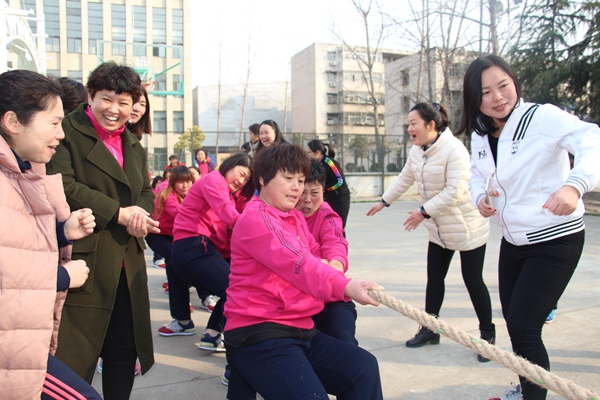 驛城區(qū)舉辦慶?！叭藡D女節(jié)”拔河比賽