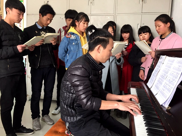 開(kāi)發(fā)區(qū)高中版《成都》  用歌聲傳遞對(duì)學(xué)校的愛(ài)