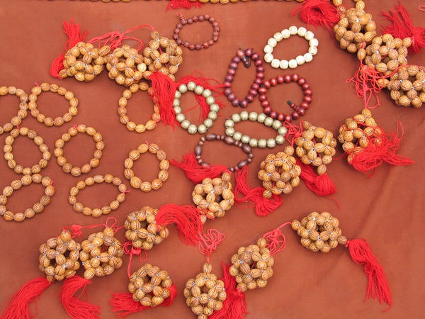 上蔡縣桃核雕花工藝帶動貧困群眾脫貧