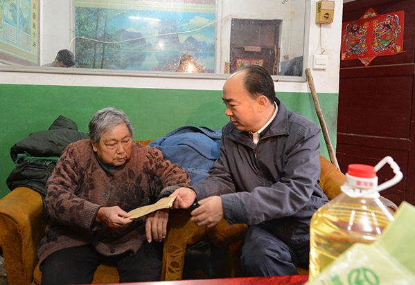 省新聞出版廣電局局長(zhǎng)李宏偉一行到上蔡駐村幫扶慰問(wèn)