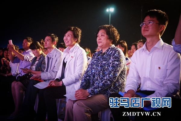 縣領(lǐng)導(dǎo)和群眾一起觀看演出2.jpg