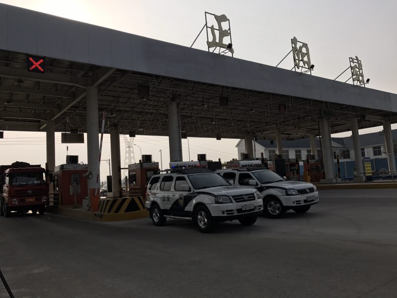 穿警服開貨車 鮮奶司機遇高速交警被拘留