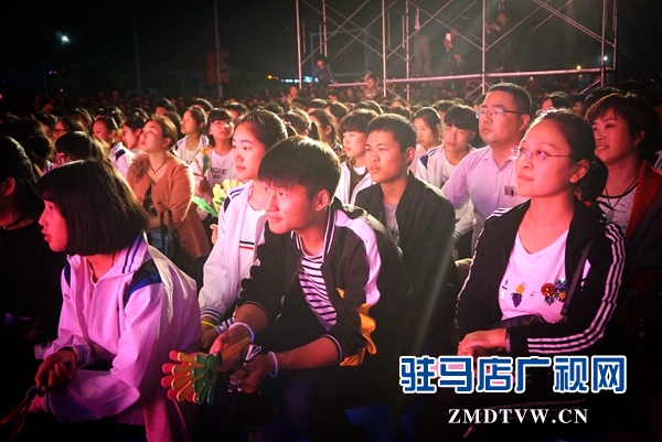 數(shù)千群眾匯聚廣場(chǎng)觀看演出_看圖王_看圖王.jpg