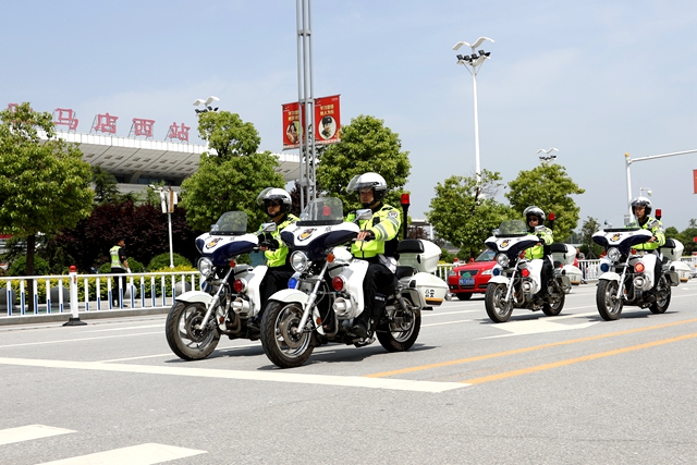 整治交通 駐馬店警方在行動