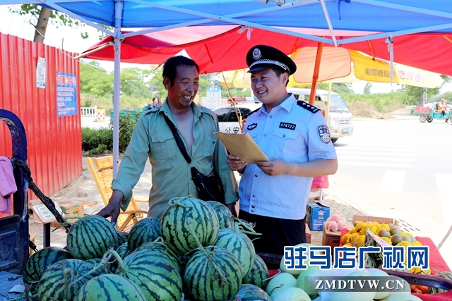 劉獻(xiàn)偉走訪瓜農(nóng)，瓜農(nóng)稱對(duì)轄區(qū)安全感非常滿意1.jpg