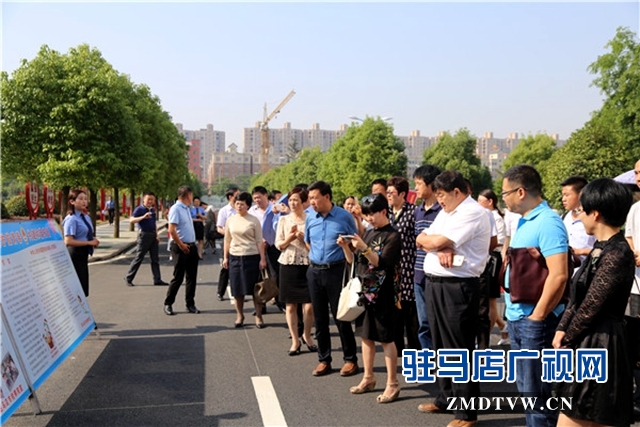 人大代表、政協(xié)委員、人民監(jiān)督員等參觀展板.JPG