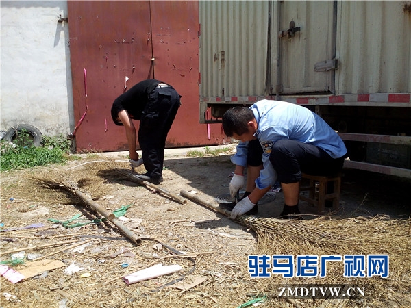 1、舒向田與環(huán)衛(wèi)工人座談交流.jpg