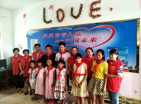 大喇叭組合余潤澤、徐銨到驛城區(qū)馬堰小學(xué)看望貧困學(xué)生