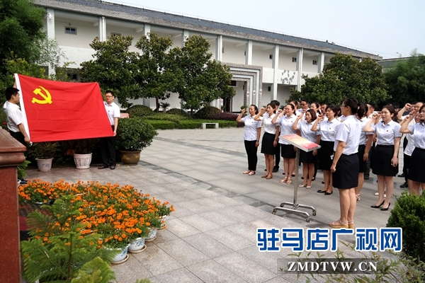 圖為6月30日，駐馬店市分公司黨員干部在竹溝革命紀念館烈士雕像前進行入黨宣誓.jpg