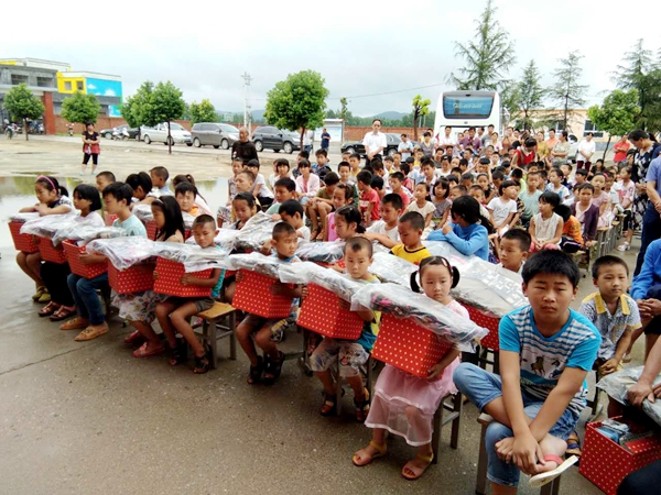  駐馬店市保險業(yè)協(xié)會走進(jìn)泌陽開展愛心捐助活動