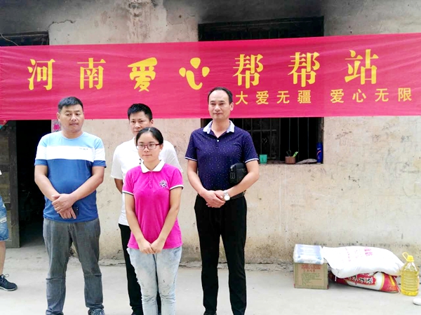 堅(jiān)強(qiáng)女大學(xué)生收到愛(ài)心捐助