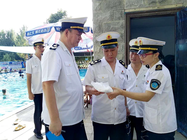 省、市衛(wèi)生計(jì)生監(jiān)督部門聯(lián)合開展游泳場(chǎng)所衛(wèi)生專項(xiàng)檢查