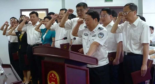 駐馬店31個(gè)部門“一把手”獲人大任命 進(jìn)行憲法宣誓上崗履職