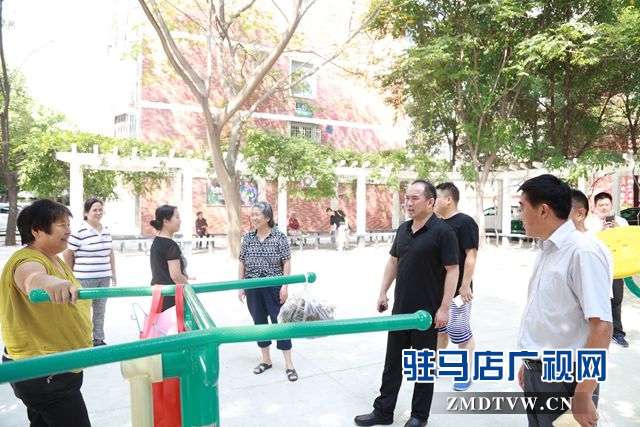 開發(fā)區(qū)黨委書記、管委會主任史愛民到金淮陽光花園小區(qū)查看創(chuàng)文工作.JPG