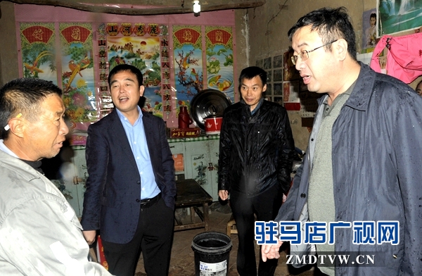 【02】在貧困戶孟祥憲（春水鎮(zhèn)孟沖村委西孟沖村）的家中，黃依群院長(zhǎng)親切詢問(wèn)近期的生產(chǎn)生活情況，并致以中秋節(jié)的美好祝福.j