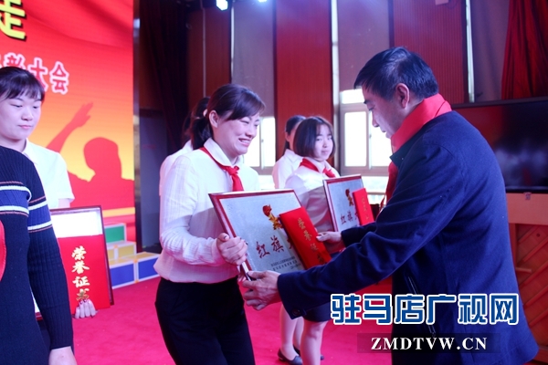 駐馬店經(jīng)濟(jì)開發(fā)區(qū)副書記、調(diào)研員代林江為少先隊輔導(dǎo)員頒獎。.JPG