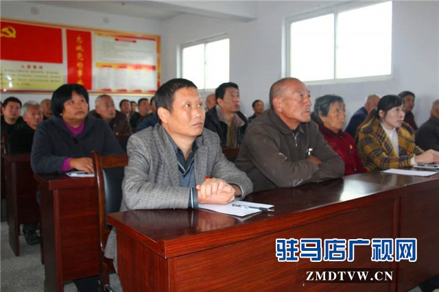 駐馬店經濟開發(fā)區(qū)楊樓村組織收聽收看“十九大”開幕會盛況