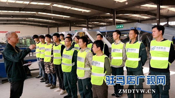 圖為晨會中，分轉(zhuǎn)班長為當班工作人員布置當天重點工作和注意事項.jpg