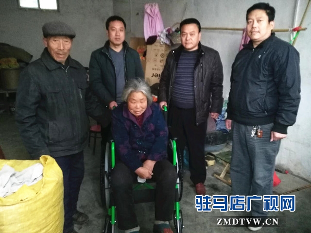 （圖一、吳鳳蘭老人座上了嶄新的輪椅）.jpg