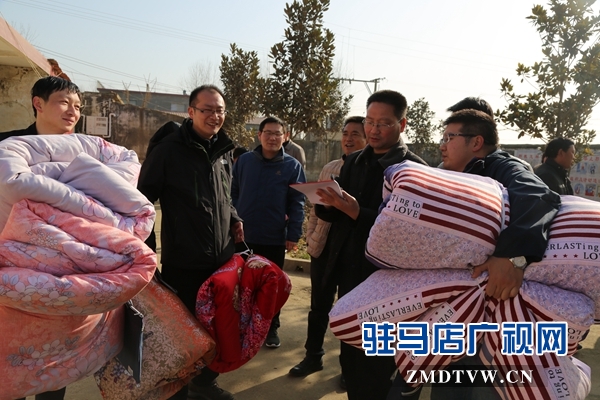 扶貧干警笑逐顏開，攜帶棉被到貧困戶家來。.JPG