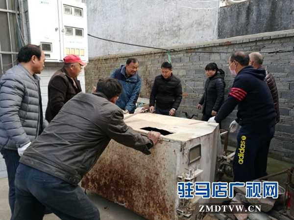 3、衛(wèi)計委工作人員集中移動廢品箱0.jpg