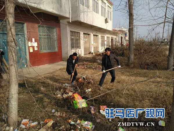 1、縣衛(wèi)計委主任韓志強(qiáng)、副主任揮銑上陣清垃圾.jpg