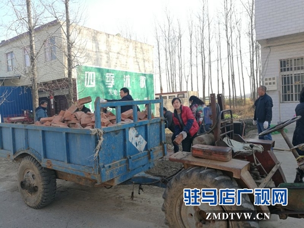 4、衛(wèi)計委工作人員清理磚塊.jpg