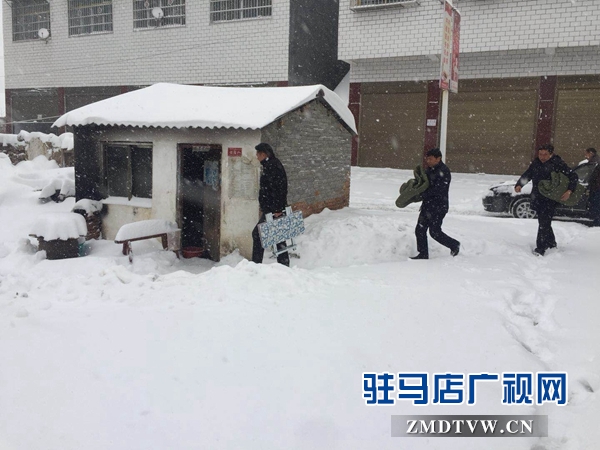 老君廟鎮(zhèn)黨委書(shū)記宋應(yīng)選、鎮(zhèn)長(zhǎng)王華冒雪給貧困戶(hù)送棉被和餐桌.jpg