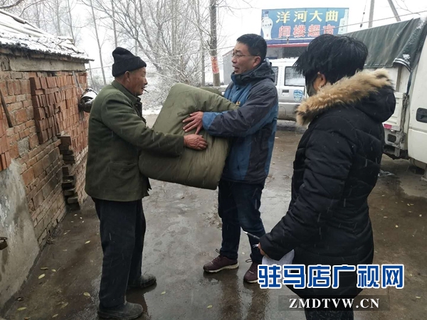 老君廟鎮(zhèn)幫扶隊(duì)員給貧困戶(hù)送棉被.jpg