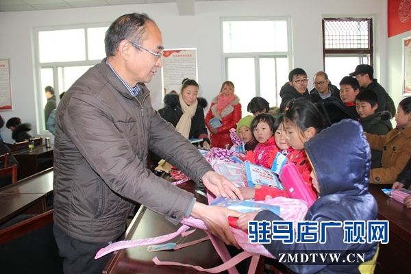 6、李文亮為小學(xué)生發(fā)放禮品.JPG