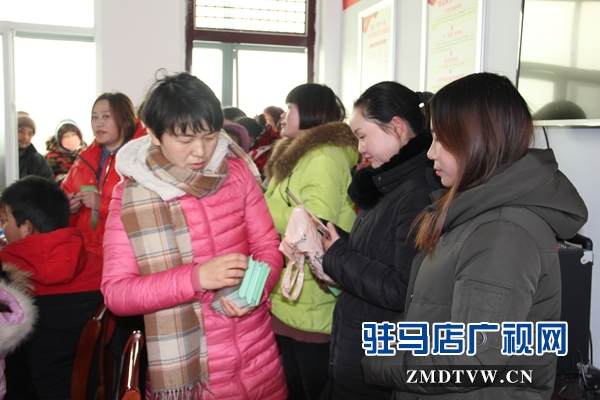 10、為留守婦女發(fā)放宣傳折頁(yè).JPG