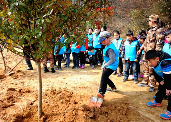 駐馬店市50多名小學生到蟻蜂鎮(zhèn)相林村義務植樹