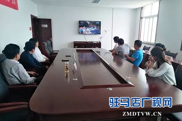 04上蔡縣四大班子領(lǐng)導(dǎo)和機關(guān)干部集中收看紀念馬克思誕辰200周年大會（縣政協(xié)收看現(xiàn)場）.jpg
