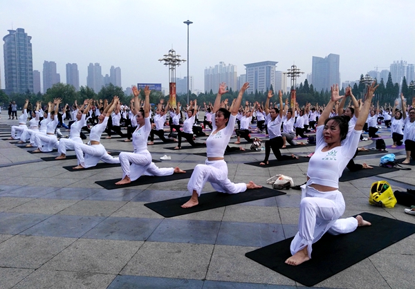 駐馬店500名瑜伽愛好者齊聚天中廣場(chǎng)秀風(fēng)采
