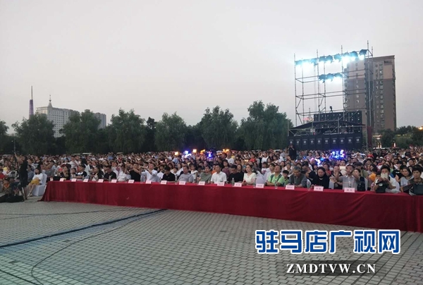 景舞團(tuán)十周年大型匯報(bào)演出在天中廣場(chǎng)舉行