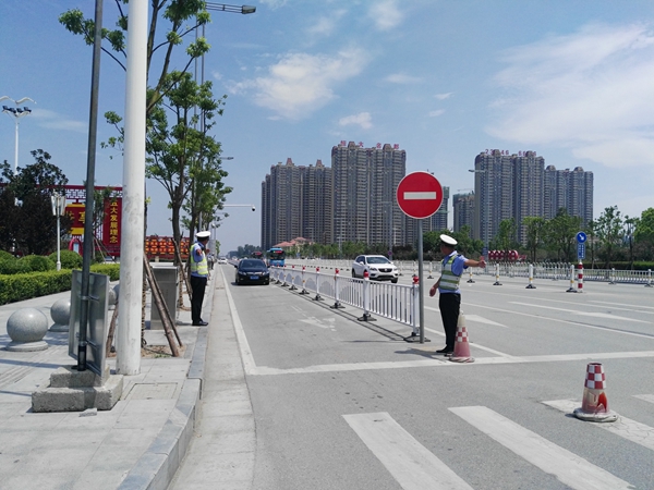 駐馬店：高溫下的魅力“警”色